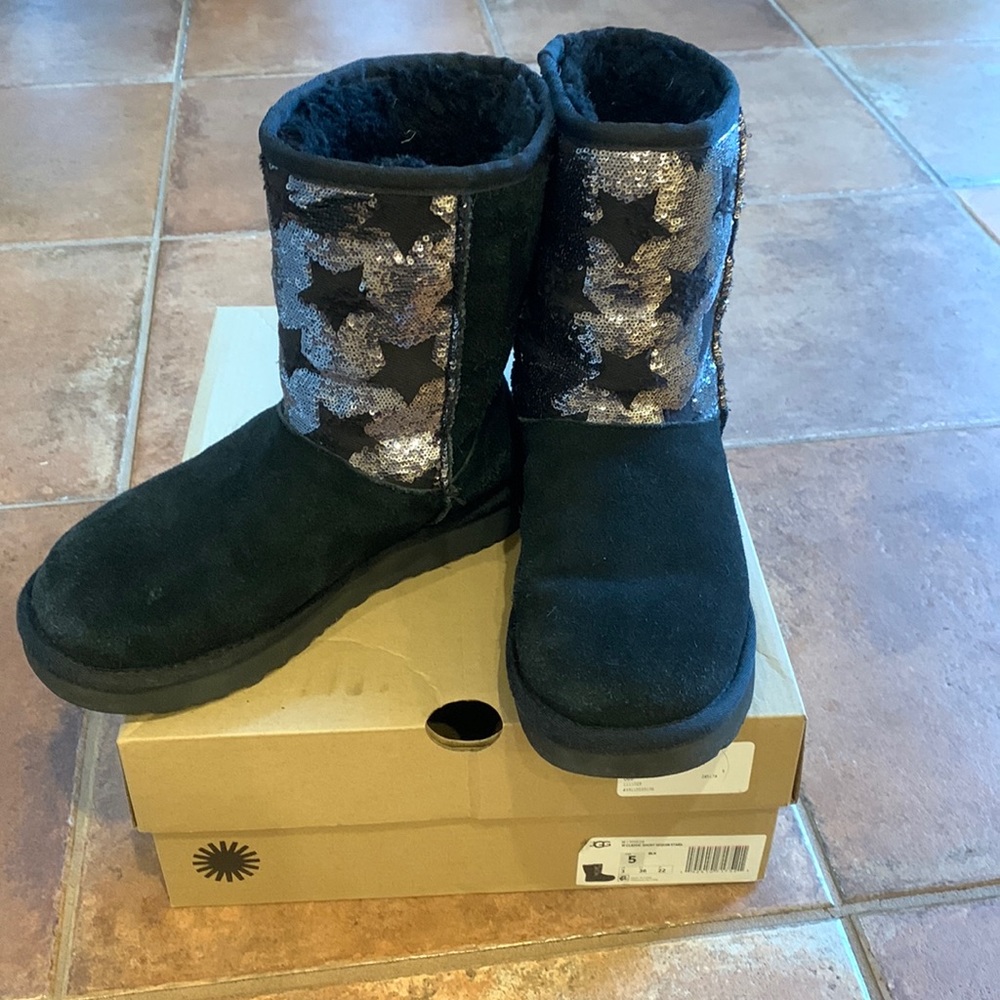 UGG Classic Short Black boot with Sequin Stars 🌟 Kids US 5
